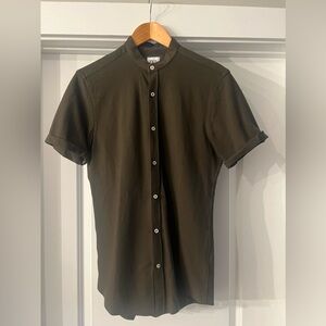Zara Men’s olive banded collar short sleeve shirt. Slim fit. Size: Small.